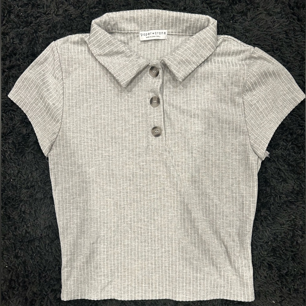 ! 📍 Gray cropped shirt 📍
